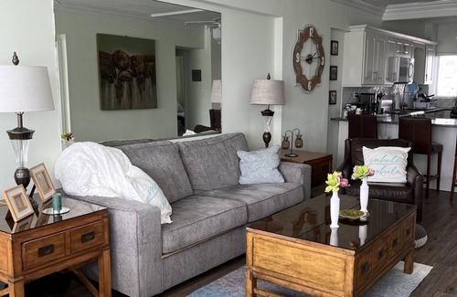 Discovery Bay Eigentumswohnung | Pristine white sand beachfront condo in Freeport, Grand Bahama. New Owners.