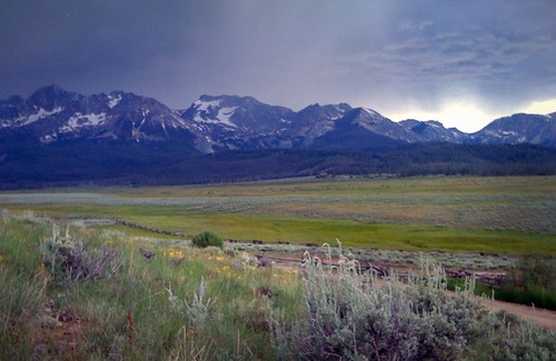 Stanley Haus | Privatsphäre in Stanley ☼ Beobachten Sie die Sonnenaufgänge und Sonnenuntergänge auf den Sawtooth Mountains ☼