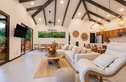 Valle Pura Vida Haus | Private 3Bdrm 3.5Ba Jungle Home w/Pool near Manuel Antonio