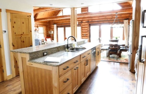 Turtle Lake Kabine | Private 4000 SF Lakefront Home w/Fireplaces, Game Room, Fiber Internet, Deck