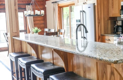 Turtle Lake Kabine | Private 4000 SF Lakefront Home w/Fireplaces, Game Room, Fiber Internet, Deck