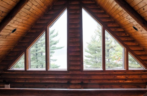 Turtle Lake Kabine | Private 4000 SF Lakefront Home w/Fireplaces, Game Room, Fiber Internet, Deck