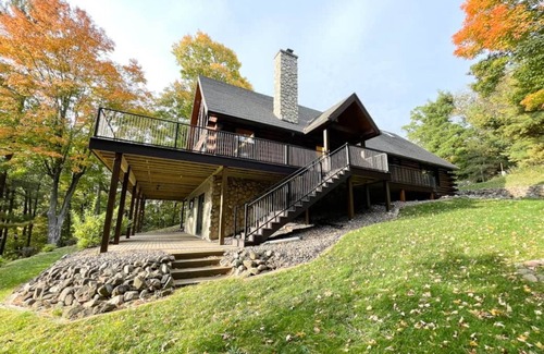 Turtle Lake Kabine | Private 4000 SF Lakefront Home w/Fireplaces, Game Room, Fiber Internet, Deck