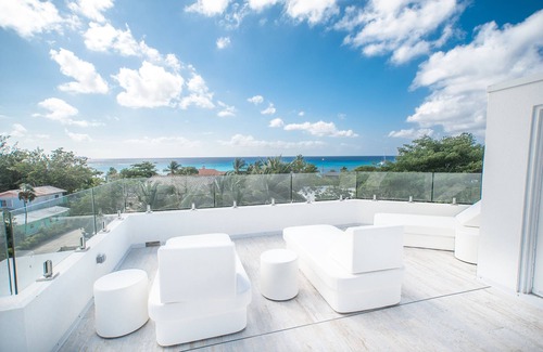 West Bay Eigentumswohnung | 4BR Luxury Seven Mile Beach, 10 Poolblick. Meerblick von der Dachterrasse