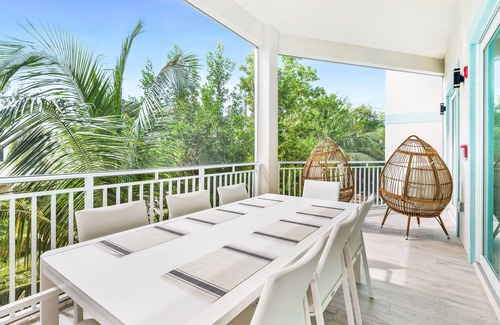 West Bay Eigentumswohnung | 4BR Penthouse, Seven Mile Beach (Schlaf 10), Blick auf das Meer und den Pool von der Dachterrasse