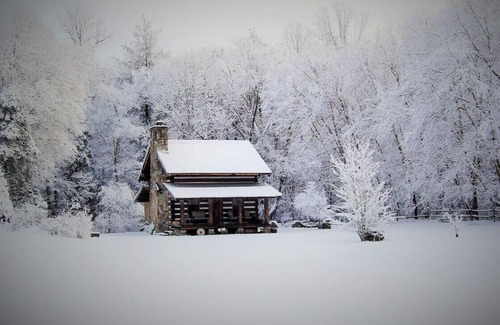 Connellys Springs Kabine | Private adult couples retreat by a relaxing creek.