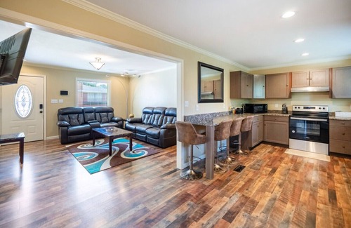 Shannon Wohnung | Private Backyard Free Parking Grill Deck