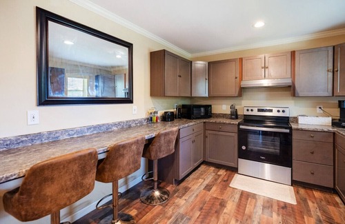 Shannon Wohnung | Private Backyard Free Parking Grill Deck