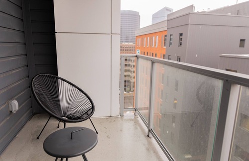 Heartside Haus | Private Balcony Abstract Apt Dwtn GR w/parking and King Bed