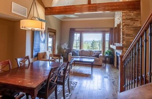 Tamarack Eigentumswohnung | Balkon | Atemberaubende Holz Accented Wohnzimmer | Ebenerdige Dusche und tiefere Badewanne