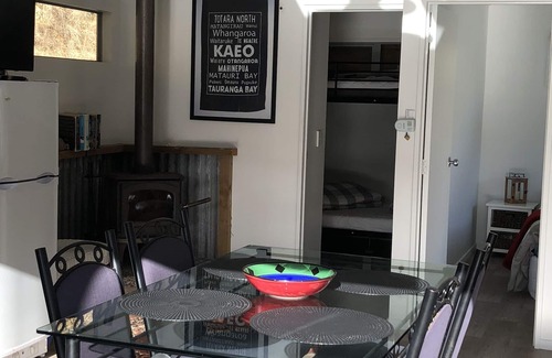 Matauri Bay Kabine | Privatstrand Blockhaus mit Bootsrampe auf 60 Hektar großem Küstengrundstück