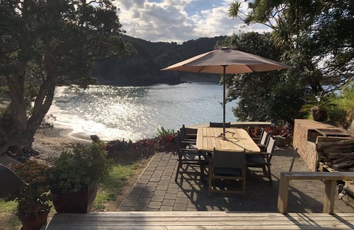 Matauri Bay Kabine | Privatstrand Blockhaus mit Bootsrampe auf 60 Hektar großem Küstengrundstück