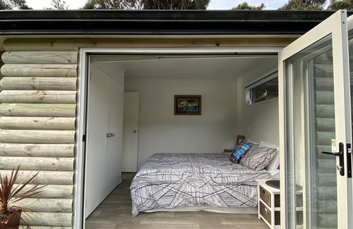 Matauri Bay Kabine | Privatstrand Blockhaus mit Bootsrampe auf 60 Hektar großem Küstengrundstück