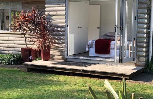 Matauri Bay Kabine | Privatstrand Blockhaus mit Bootsrampe auf 60 Hektar großem Küstengrundstück