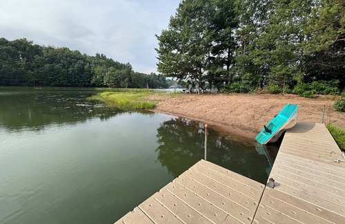 Somerset Kabine | Private beach with dock on Pine Lake with spacious 3 bedroom home sleeps 9-12
