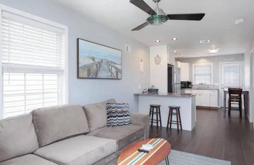 Seaside Heights Hütte | Private bkyd w/tiki Bar, Linens + towels included, Walk to beach. 4 beach badges