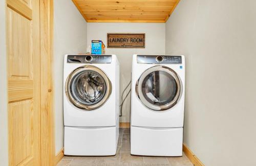 Rumford Center Skihütte | Private Chalet with Fireplace Hottub and Game Room