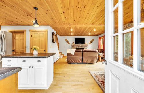 Rumford Center Skihütte | Private Chalet with Fireplace Hottub and Game Room
