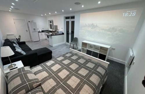 Herongate Wohnung | Private cinema studio guest house with garden