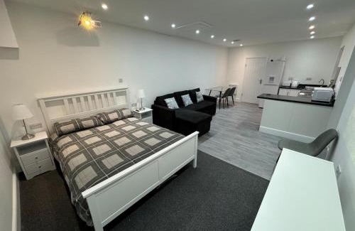 Herongate Wohnung | Private cinema studio guest house with garden