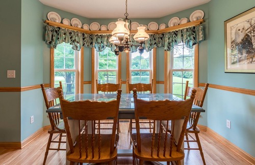 Kingsville Hütte | Private Cottage on Bear Creek 100 acre Farm- hiking ,covered bridges,wineries