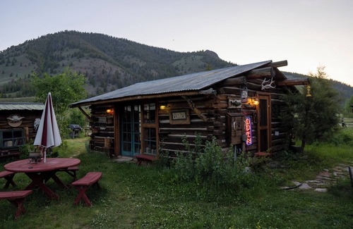 Mackay Kabine | Private Rustikale & Gemütliche Hütten direkt am Fluss, nur 29 km von Sun Valley entfernt