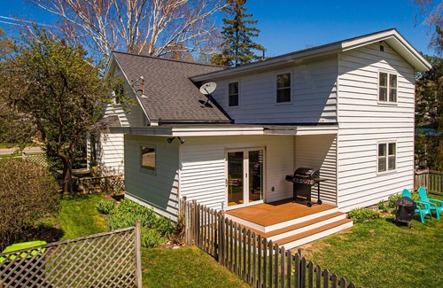 Walloon Lake Hütte | Private Cozy Cottage in Charming Walloon Lake Village - Sleeps 13!