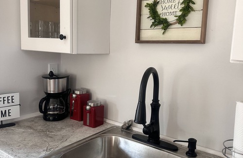 Marion Haus | Private & Cozy house sleeps 5 with WiFi and AC in beautiful Marion!