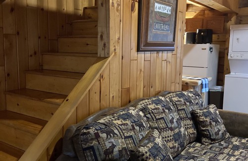 Huttonsville Kabine | Private creek cabin with hot tub nestled in the foothills of Cheat mountain