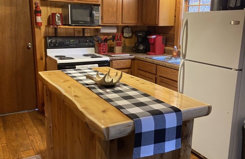 Huttonsville Kabine | Private creek cabin with hot tub nestled in the foothills of Cheat mountain