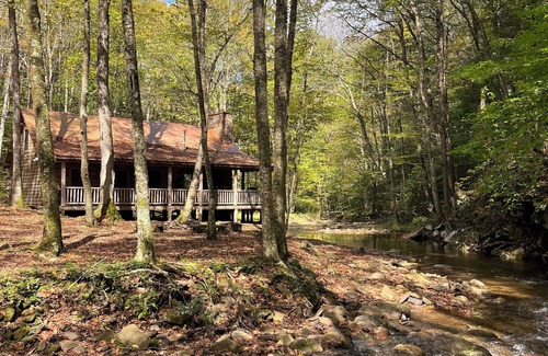 Huttonsville Kabine | Private creek cabin with hot tub nestled in the foothills of Cheat mountain