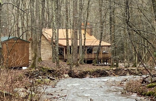 Huttonsville Kabine | Private creek cabin with hot tub nestled in the foothills of Cheat mountain