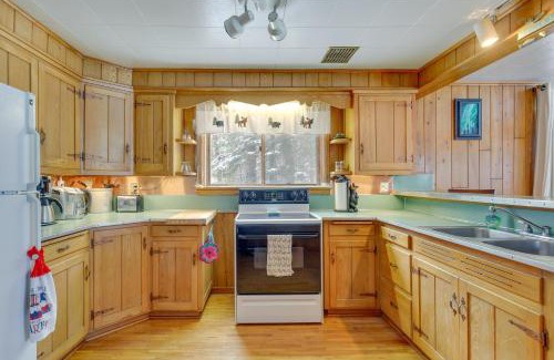 Mercer Haus | Private Dock and Screened Porch Echo Lake Cabin