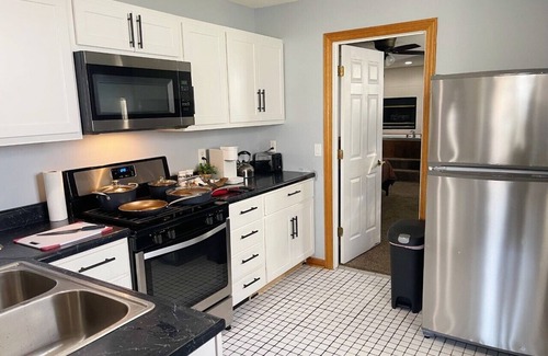 Chesterton Wohnung | Private Downtown Apt, King Bed, Jet Bath, Fireplace, Grill, near Indiana Dunes