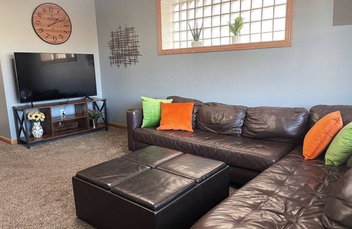 Chesterton Wohnung | Private Downtown Apt, King Bed, Jet Bath, Fireplace, Grill, near Indiana Dunes