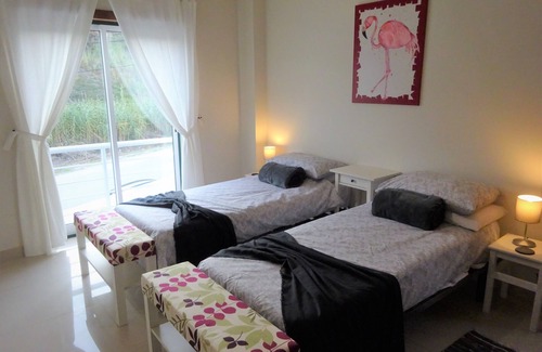 Foz do Arelho Villa | Privater Garten & Pool, Foz Zentrum, Strand zu Fuß, Blick auf die Lagune, stilvolle Villa