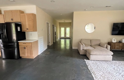 Etta Haus | Private Getaway on 2.5 Acres Family & Pet Friendly!