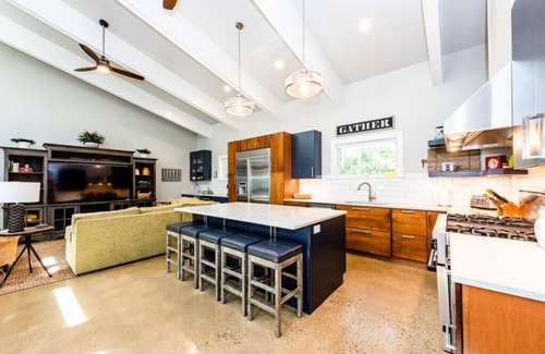 Harbert Hütte | Neu gelistetes prächtiges neu erbautes Sawyer-Haus in der Nähe von allem!