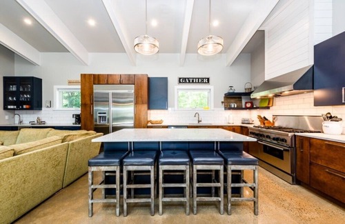 Harbert Hütte | Neu gelistetes prächtiges neu erbautes Sawyer-Haus in der Nähe von allem!