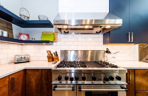 Harbert Hütte | Neu gelistetes prächtiges neu erbautes Sawyer-Haus in der Nähe von allem!