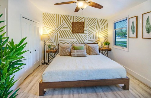 Pompano Beach Villa | Private Heated Pool Oasis Pet-Friendly Retreat Short or long Stays Sleeps 2-8 Ppl