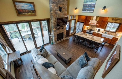 Eureka Springs Haus | 3 Bedroom, Private Hiking Trails 10 Mins to Eureka