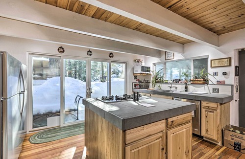 Tahoe Paradise Kabine | Private Hot Tub: Quintessential Tahoe Cabin