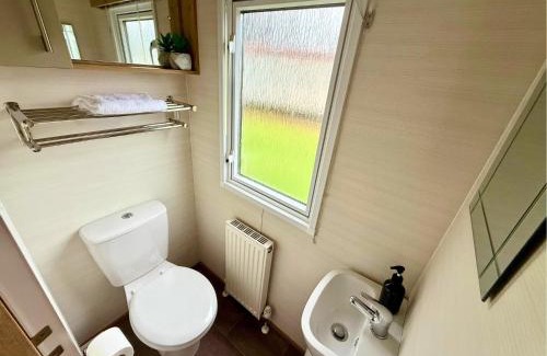 Swarland Wohnung | Private Hot Tub & Spacious Decking Area in Northumberland, Dog-Friendly, Free Golf Access