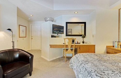 Century West Hotel | Private Suite im Hotelstil in Bend mit Zugang zum Fitnesscenter.