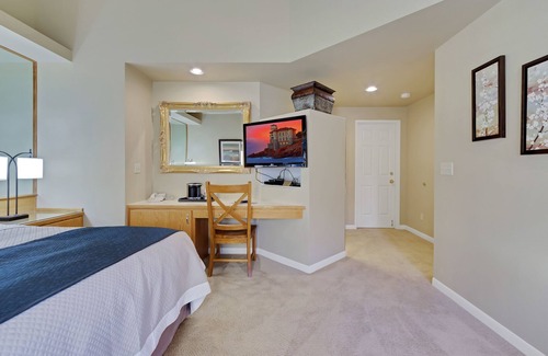 Century West Hotel | Private Suite im Hotelstil in Bend mit Zugang zum Fitnesscenter.