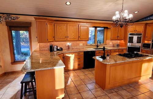 Earlville Haus | Private INDOOR HEATED POOL + Hot Tub + Game Room - Family Friendly