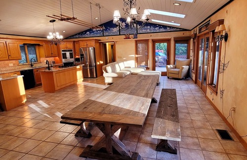 Earlville Haus | Private INDOOR HEATED POOL + Hot Tub + Game Room - Family Friendly
