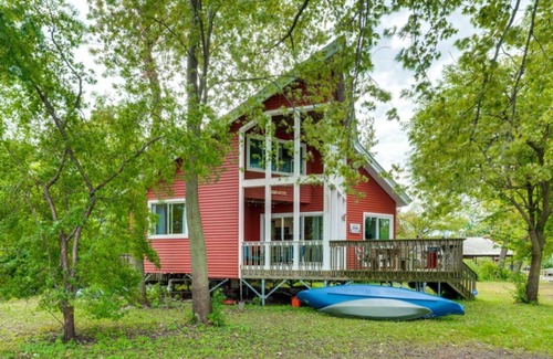 Fox Lake Kabine | Private Island. Charming 3-bed on. Boat included. WiFi, AC in tranquil Fox Lake