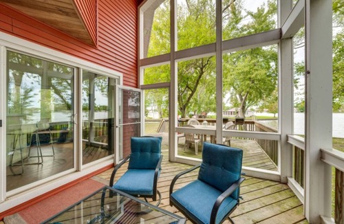 Fox Lake Kabine | Private Island. Charming 3-bed on. Boat included. WiFi, AC in tranquil Fox Lake